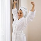Darázsmintás köntös - Felnőtt - S - fehér - Szálloda minőségű 